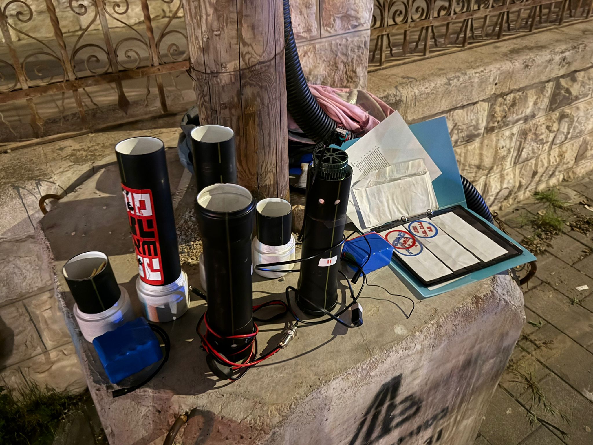 חלק מהציוד שאיתו ניסו לשבש את הסדר הציבורי, צילום: דוברות משטרת ישראל