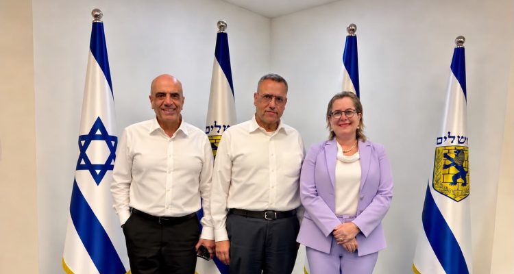 ד״ר יעל רייכנברג, ראש העיר משה ליאון ועופר איובי, צילום: דוברות כללית