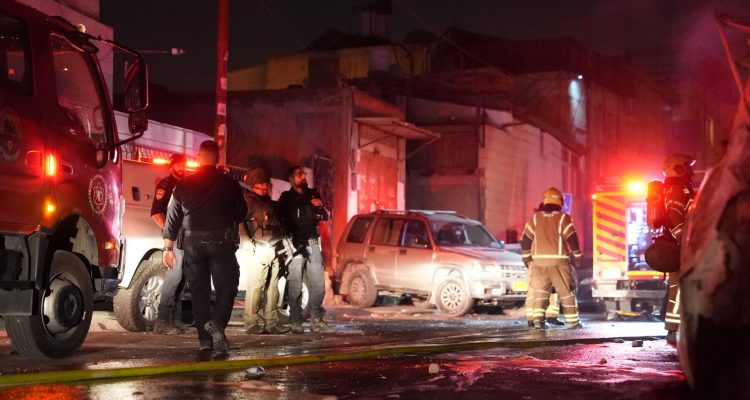 שוטרי מחוז ירושלים ולוחמי מג"ב פועלים להשבת הסדר בשכונת אבו תור. צילום: דוברות משטרת ישראל
