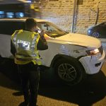 בוחן תנועה בזירת התאונה בדרך חברון. צילום: דוברות משטרת ישראל