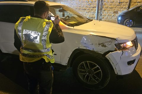 בוחן תנועה בזירת התאונה בדרך חברון. צילום: דוברות משטרת ישראל