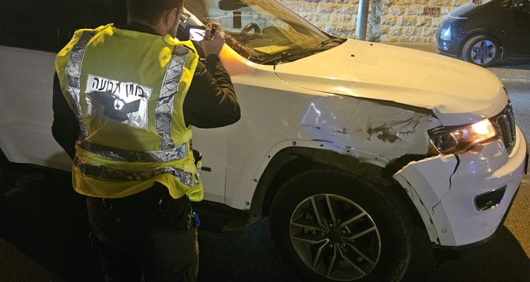 בוחן תנועה בזירת התאונה בדרך חברון. צילום: דוברות משטרת ישראל